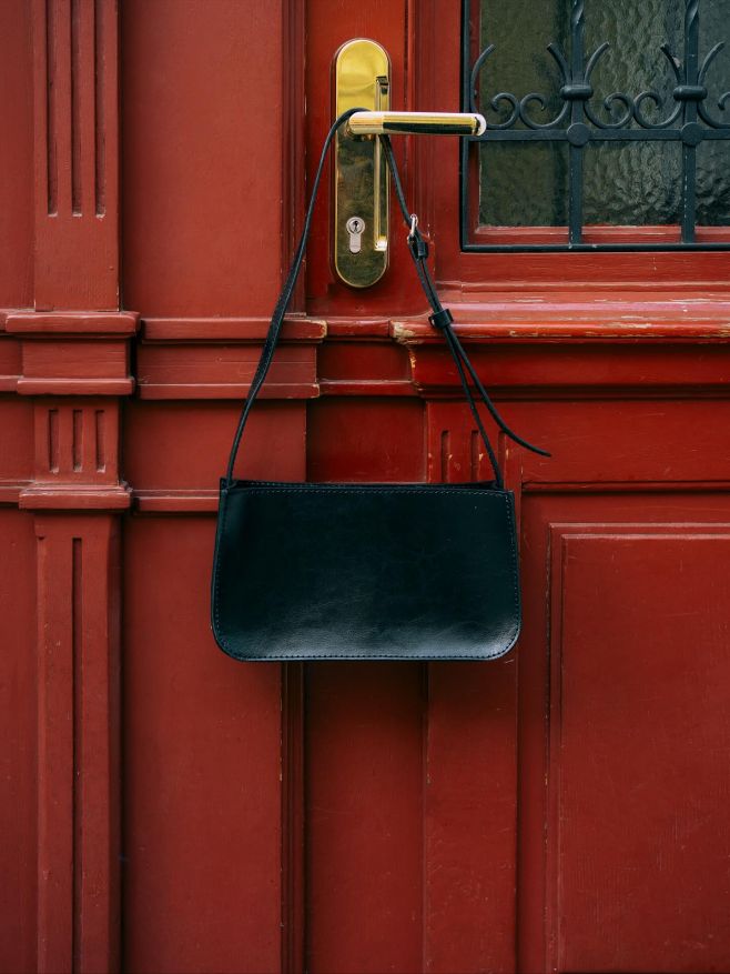 Kabelka Jůlie, my jí říkáme jezevčík pro její podlouhlý tvar. Taky dáváte věcem jména ? 🐕